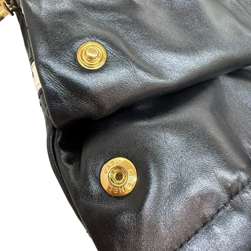 CHANEL - 黑色羊皮條紋金釦22bag(小號)-12