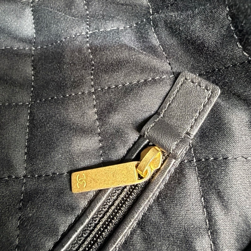 CHANEL - 黑色羊皮條紋金釦22bag(小號)-14