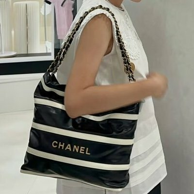CHANEL - 黑色羊皮條紋金釦22bag╻小號