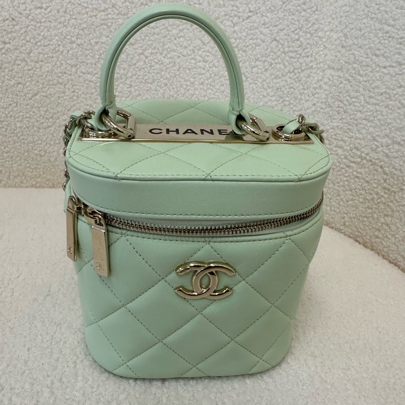 Chanel香奈兒金扣菱格紋化妝包，薄荷綠色小羊皮-0