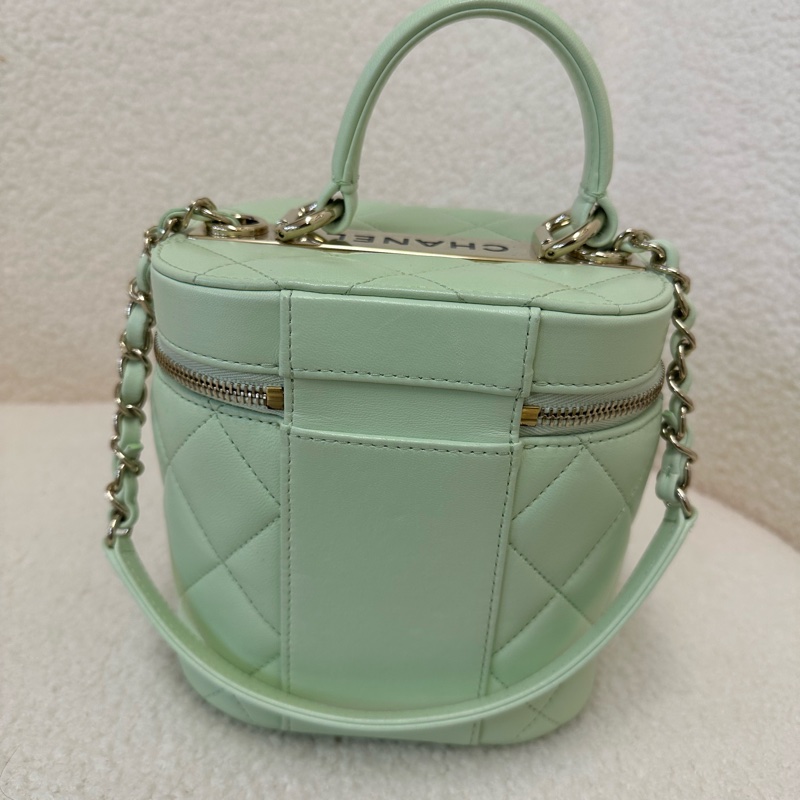 Chanel香奈兒金扣菱格紋化妝包，薄荷綠色小羊皮-1