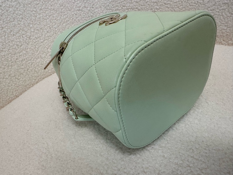 Chanel香奈兒金扣菱格紋化妝包，薄荷綠色小羊皮-2