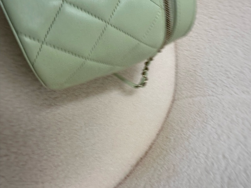 Chanel香奈兒金扣菱格紋化妝包，薄荷綠色小羊皮-3