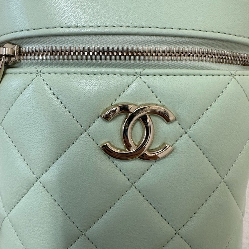 Chanel香奈兒金扣菱格紋化妝包，薄荷綠色小羊皮-4