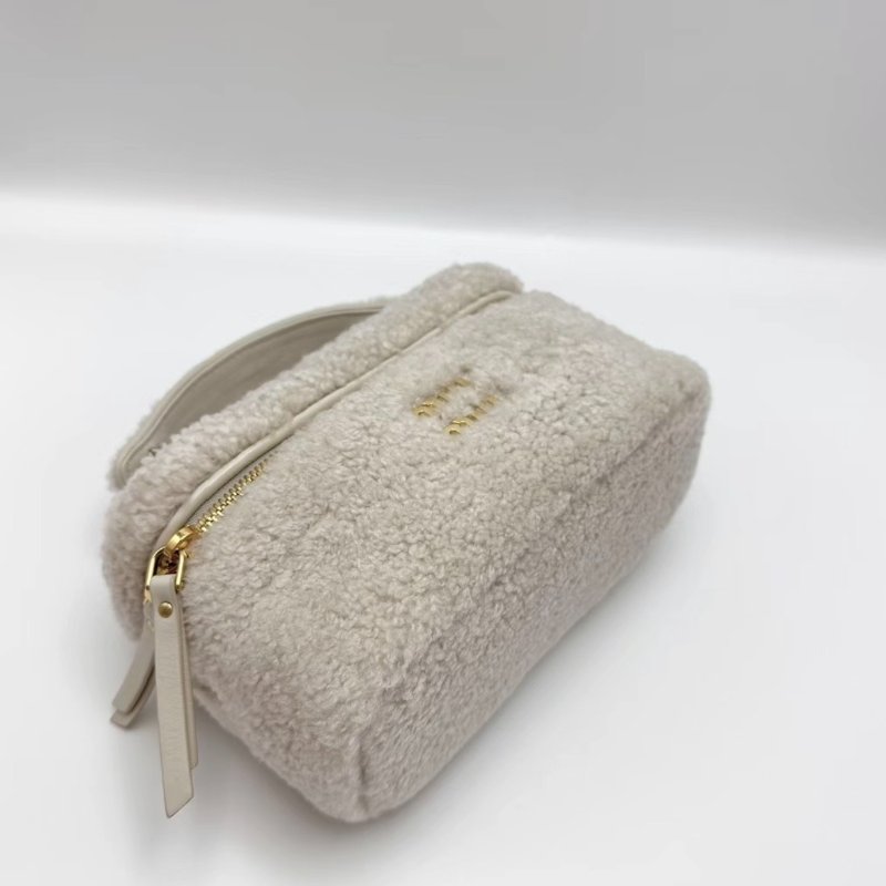 MIUMIU 金標LOGO拉鍊泰迪盒子包 19*11.5*8 全新閒置配件塵袋-1