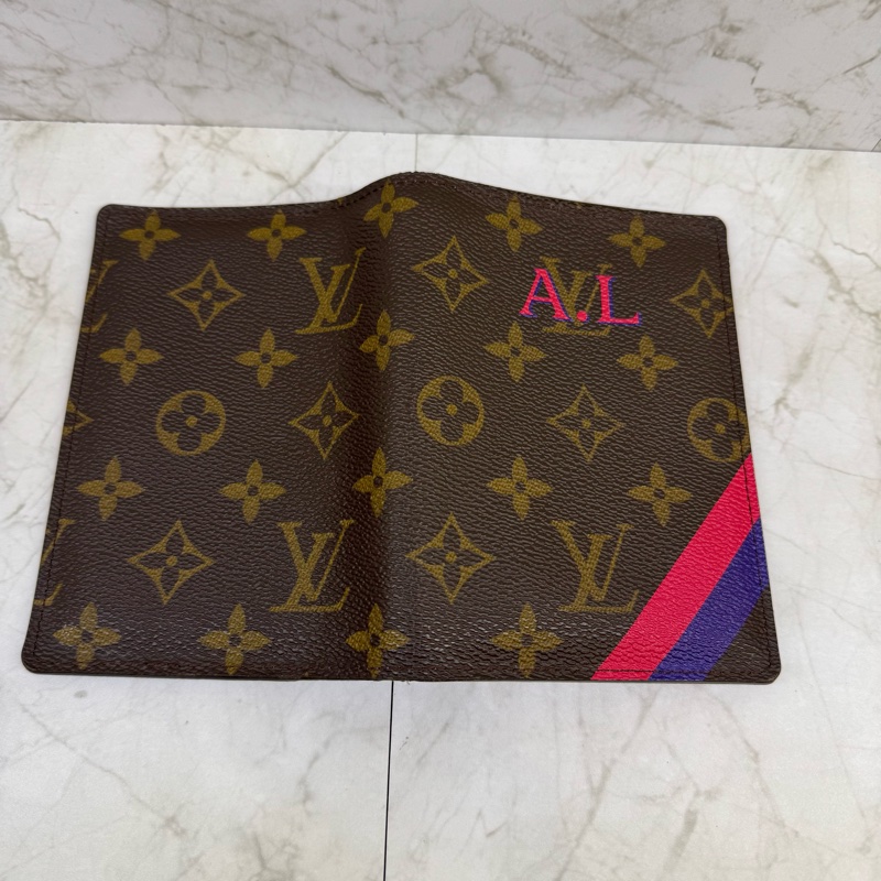 LV老花黑藍條紋訂製護照夾-4