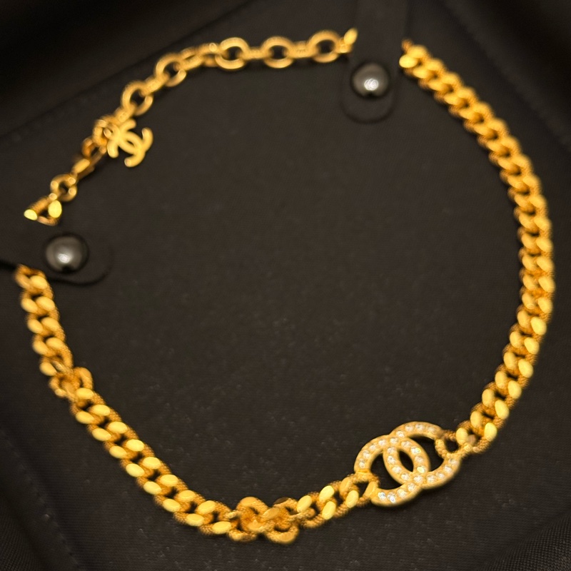 CHANEL 經典水鑽鑲飾雙C LOGO墜飾粗短項鍊(仿舊金色)-0
