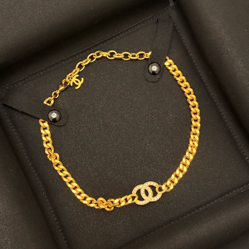 CHANEL 經典水鑽鑲飾雙C LOGO墜飾粗短項鍊(仿舊金色)-2