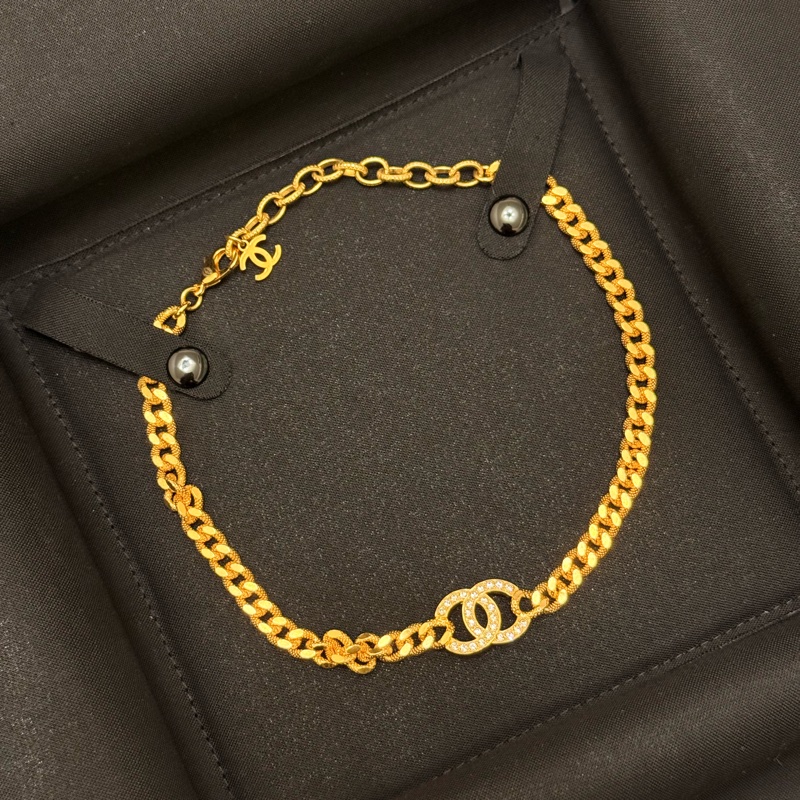 CHANEL 經典水鑽鑲飾雙C LOGO墜飾粗短項鍊(仿舊金色)-3