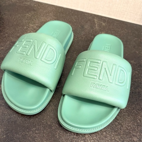 Fendi平底拖鞋