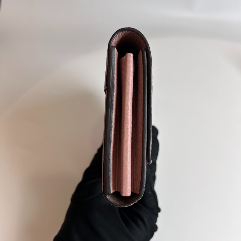 LV M61250 藕粉Capucines小牛皮扣式長夾-2