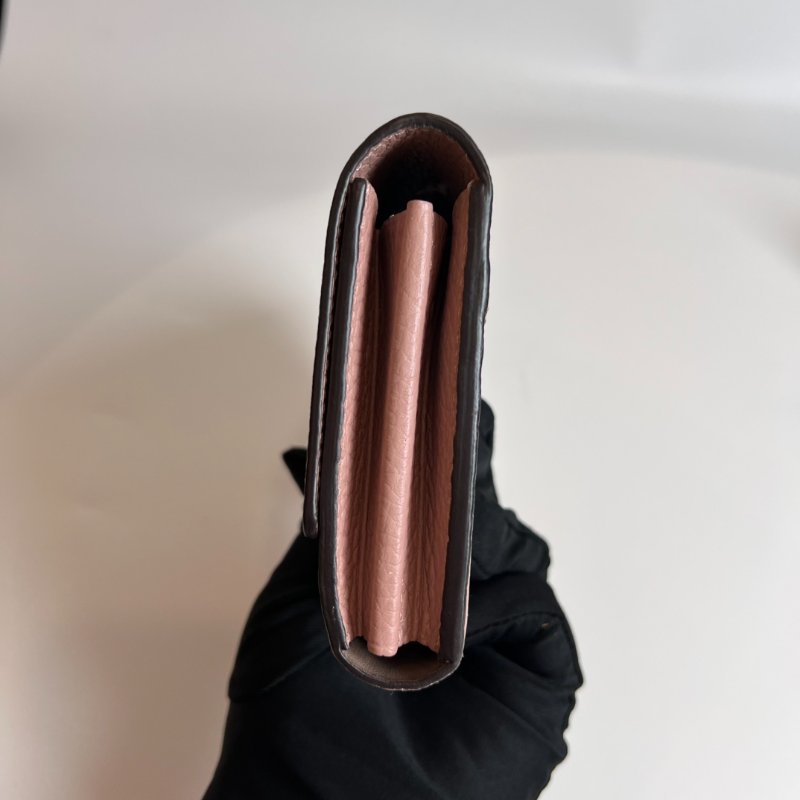 LV M61250 藕粉Capucines小牛皮扣式長夾-3