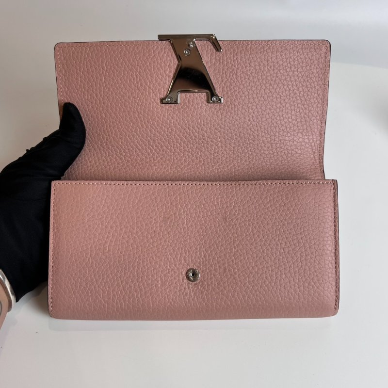 LV M61250 藕粉Capucines小牛皮扣式長夾-4