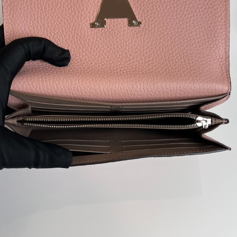 LV M61250 藕粉Capucines小牛皮扣式長夾-6