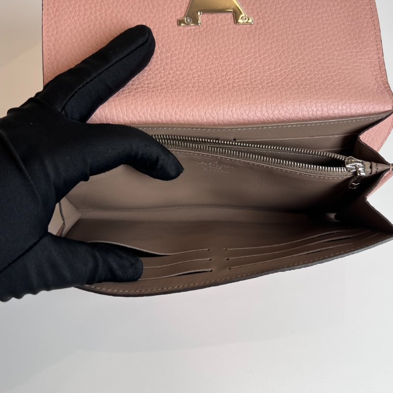 LV M61250 藕粉Capucines小牛皮扣式長夾-7