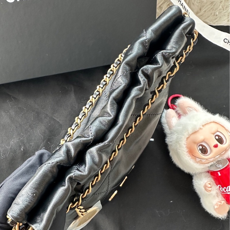 【配件:帶票大全套 💕】Chanel 25K 22bag mini 黑金 黑色 金扣 新款磁吸扣 牛皮 手提 斜挎 單肩 肩帶可拆卸-3