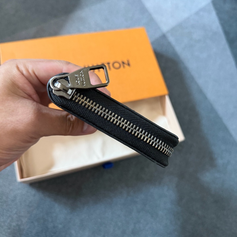 商品:Lv 黑花拉鍊長夾-2