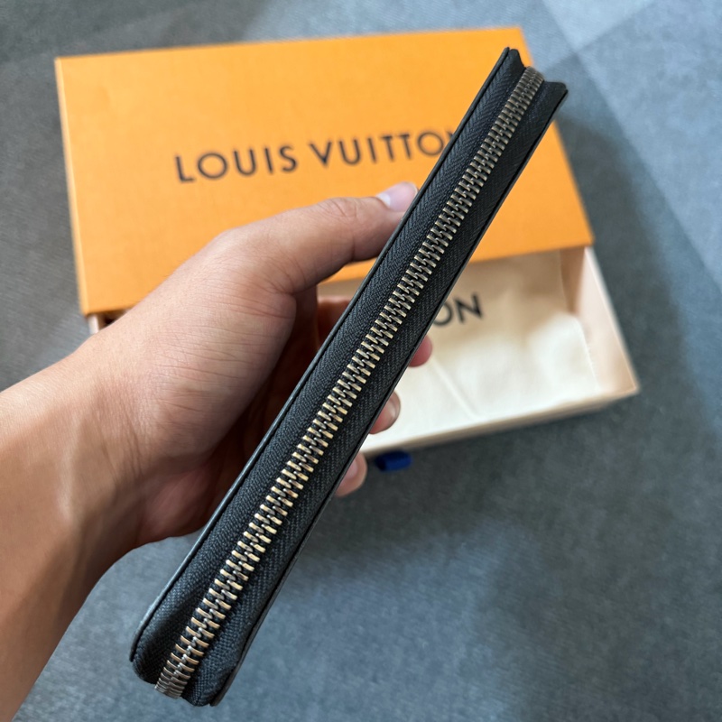 商品:Lv 黑花拉鍊長夾-3