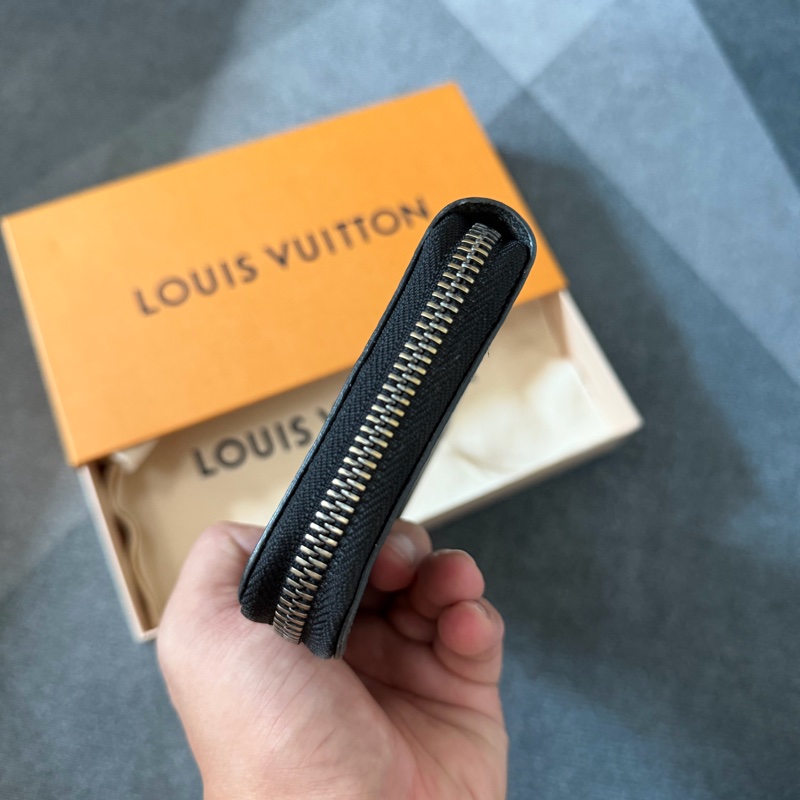 商品:Lv 黑花拉鍊長夾-4