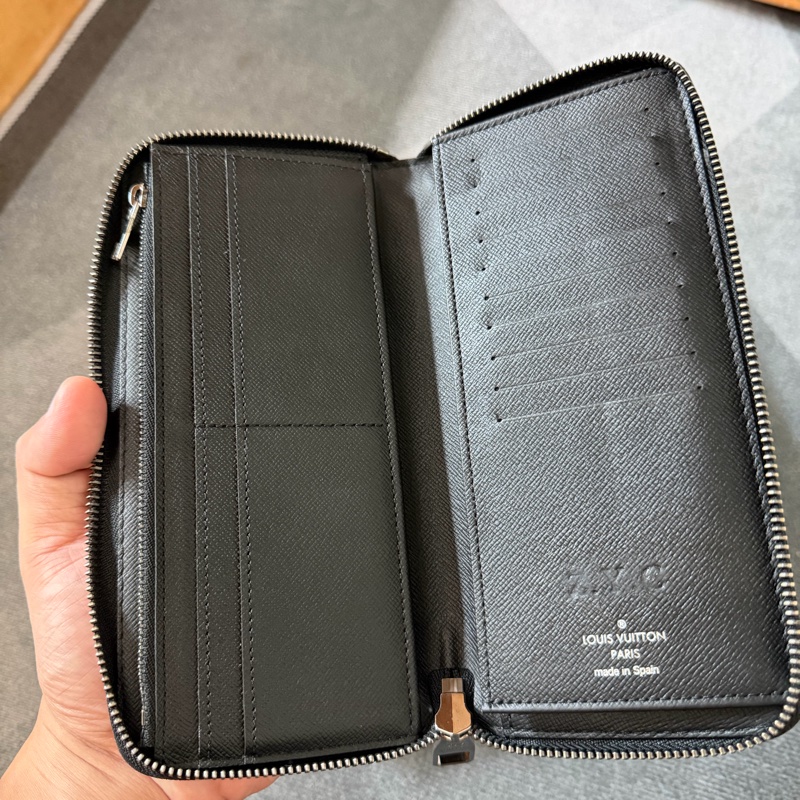 商品:Lv 黑花拉鍊長夾-5