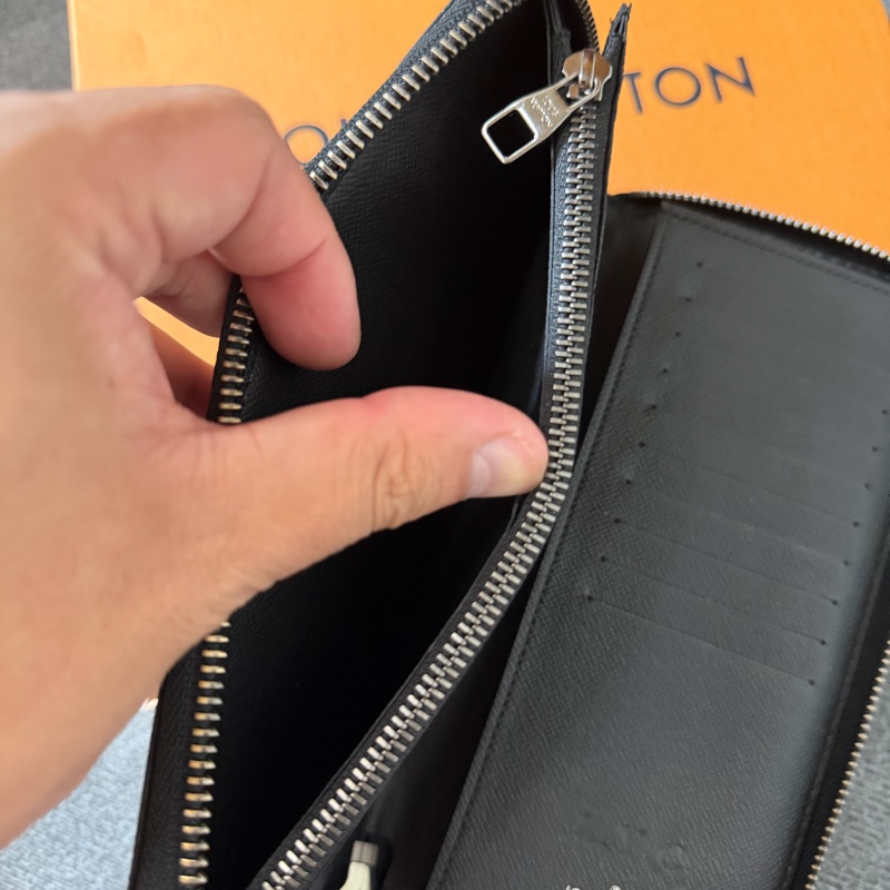 商品:Lv 黑花拉鍊長夾-6