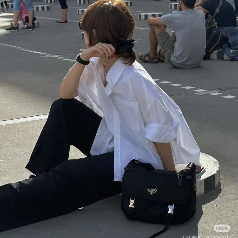 PRADA黑色尼龍中款下蓋雙釦郵差包-2