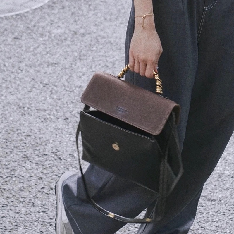 Loewe Kelly 金蛇骨手提肩背包-1