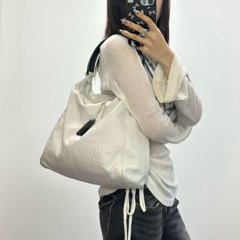 「JL精品代購」香奈兒小羊皮白色壓克力手柄hobo腋下包-1