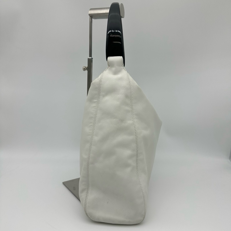 「JL精品代購」香奈兒小羊皮白色壓克力手柄hobo腋下包-4