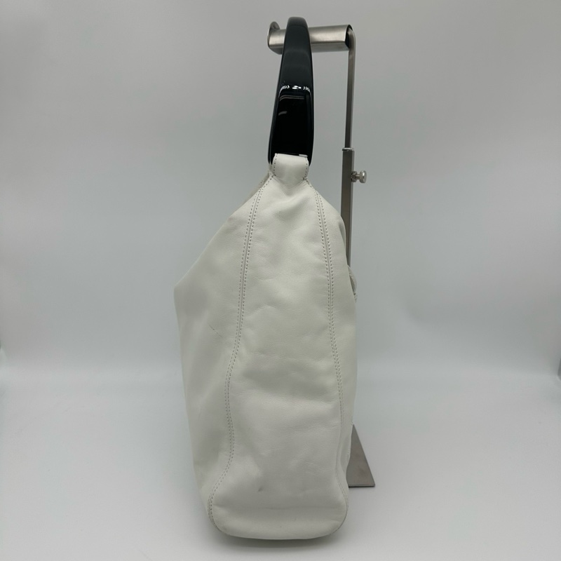 「JL精品代購」香奈兒小羊皮白色壓克力手柄hobo腋下包-5