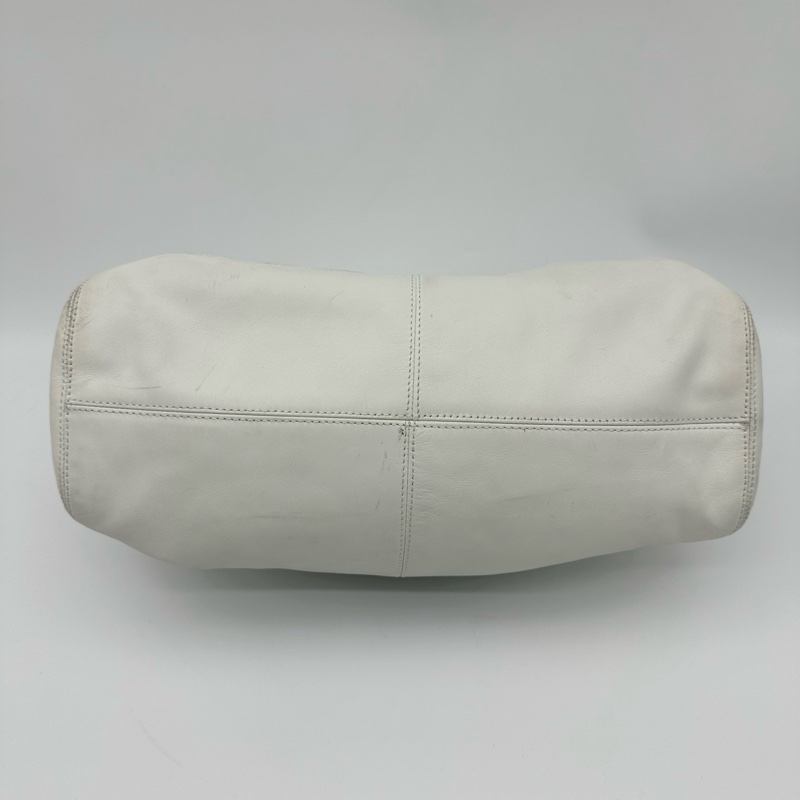 「JL精品代購」香奈兒小羊皮白色壓克力手柄hobo腋下包-6