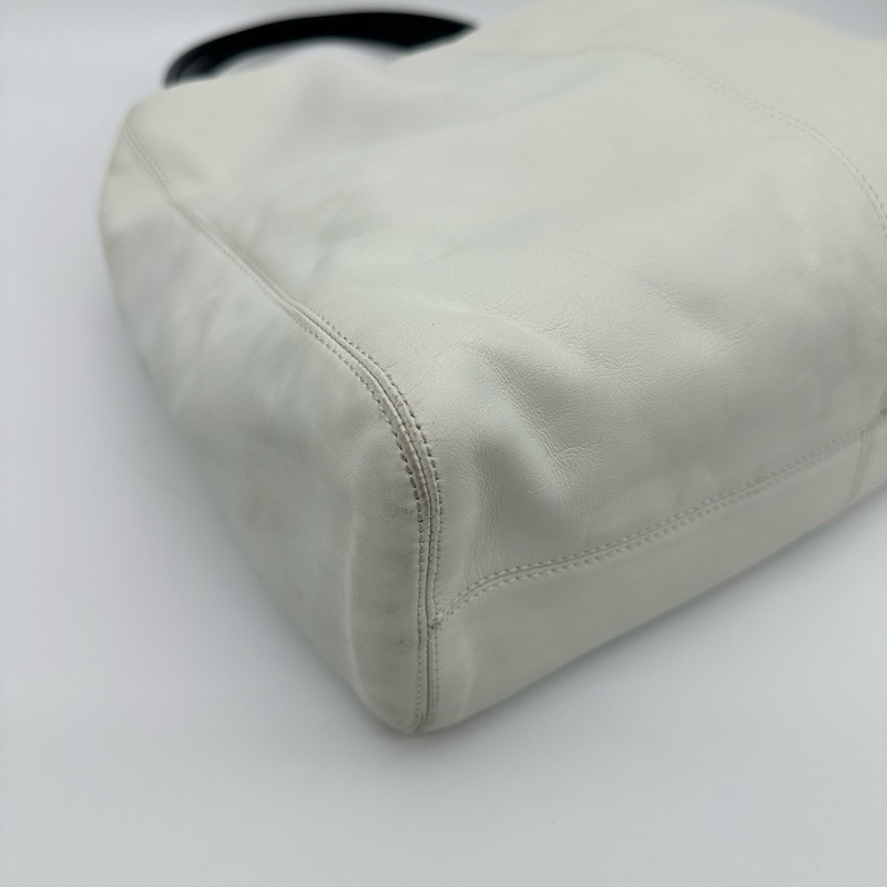 「JL精品代購」香奈兒小羊皮白色壓克力手柄hobo腋下包-8