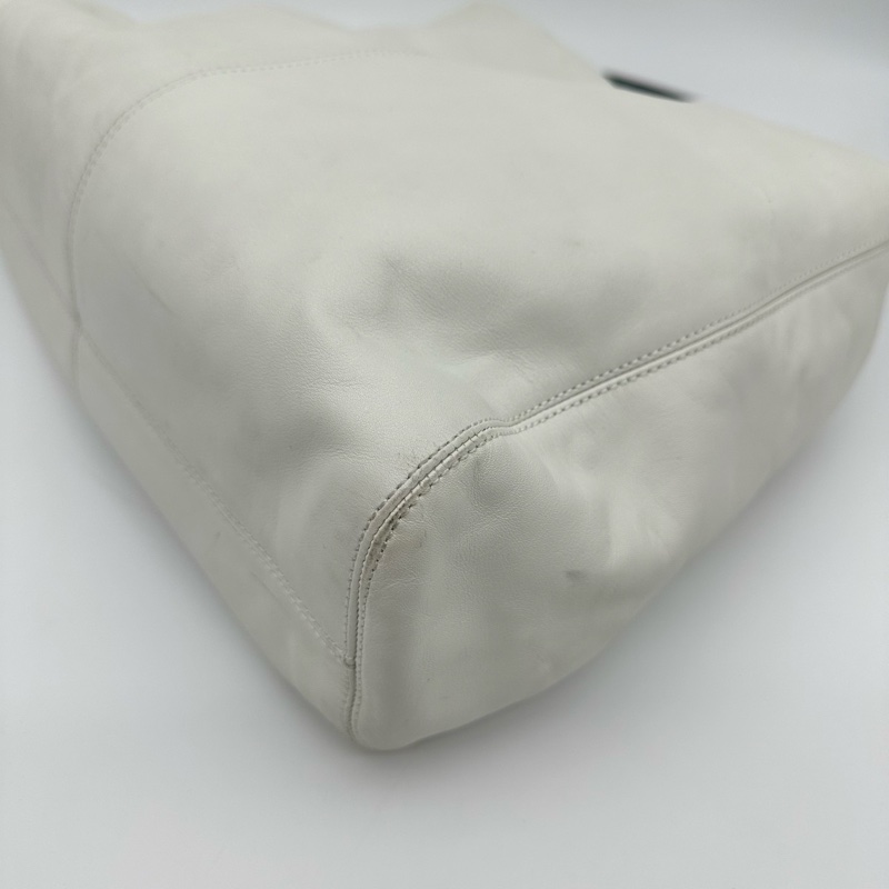 「JL精品代購」香奈兒小羊皮白色壓克力手柄hobo腋下包-9