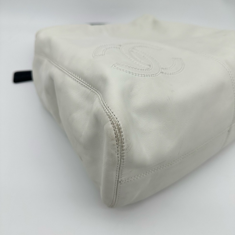 「JL精品代購」香奈兒小羊皮白色壓克力手柄hobo腋下包-10