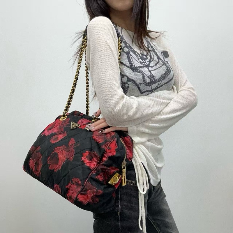 「JL精品代購」Prada降落傘黑金印花菱格紋鏈條單肩流浪包-1