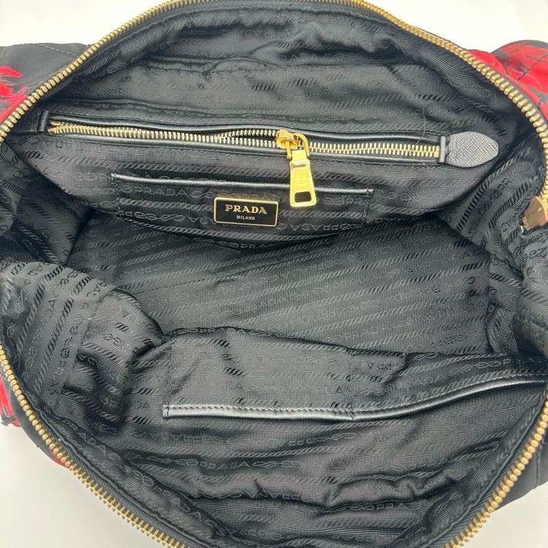 「JL精品代購」Prada降落傘黑金印花菱格紋鏈條單肩流浪包-10