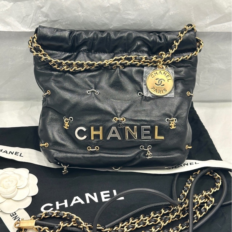 【配件 防塵袋 💕】Chanel 24a 22bag mini 特別款 鼻環logo吊墜 大字母金銀鴛鴦配色 黑金銀 牛皮 手提 斜挎包 鏈條可拆卸-0