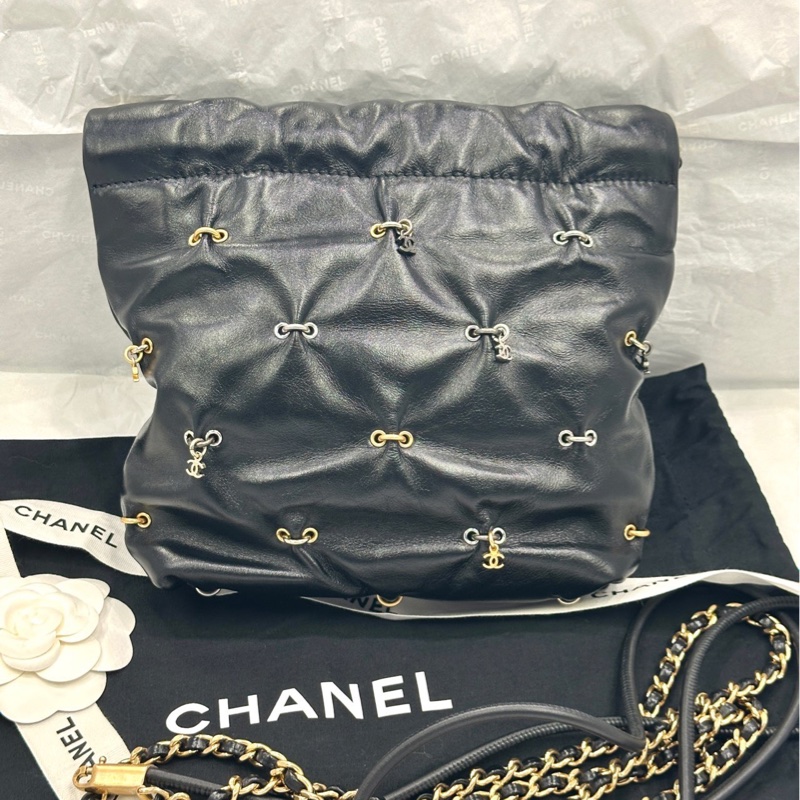 【配件 防塵袋 💕】Chanel 24a 22bag mini 特別款 鼻環logo吊墜 大字母金銀鴛鴦配色 黑金銀 牛皮 手提 斜挎包 鏈條可拆卸-2
