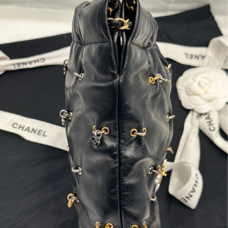 【配件 防塵袋 💕】Chanel 24a 22bag mini 特別款 鼻環logo吊墜 大字母金銀鴛鴦配色 黑金銀 牛皮 手提 斜挎包 鏈條可拆卸-3