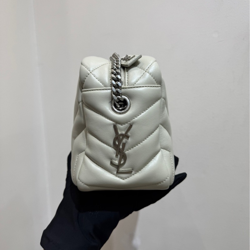 【近新閒置❤️】 YSL LouLou 淺灰白色銀鏈方胖子 小豆腐全皮郵差包 單肩斜挎包-3