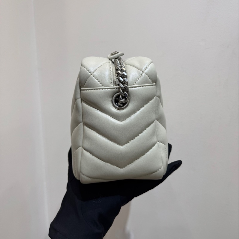 【近新閒置❤️】 YSL LouLou 淺灰白色銀鏈方胖子 小豆腐全皮郵差包 單肩斜挎包-4