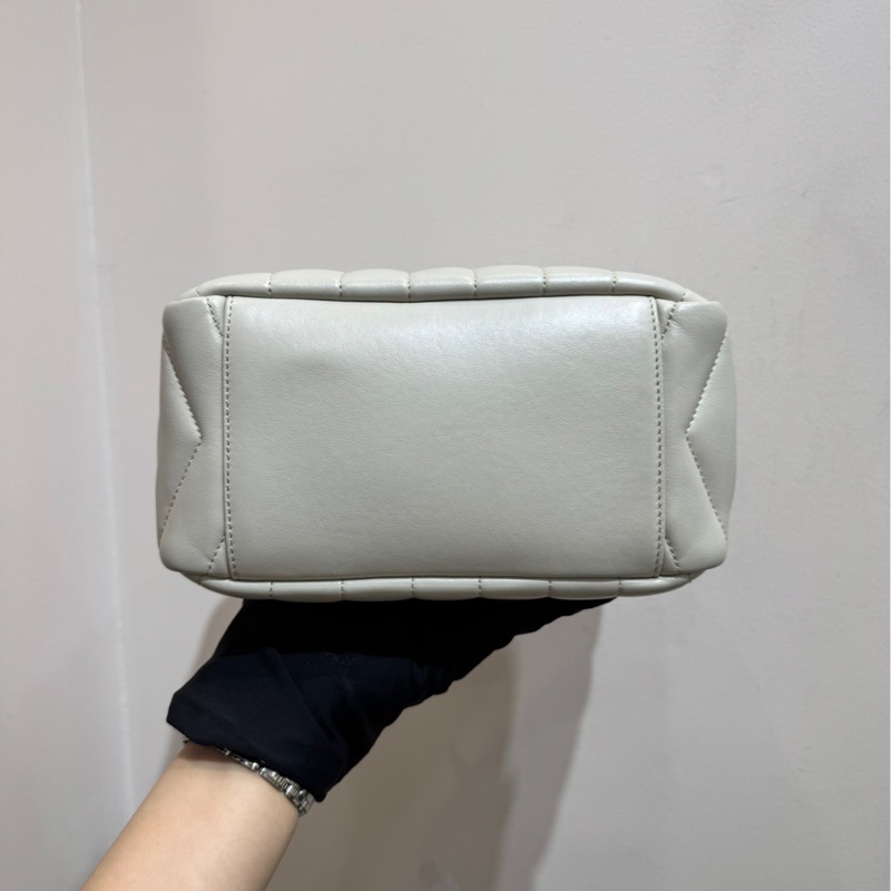 【近新閒置❤️】 YSL LouLou 淺灰白色銀鏈方胖子 小豆腐全皮郵差包 單肩斜挎包-5