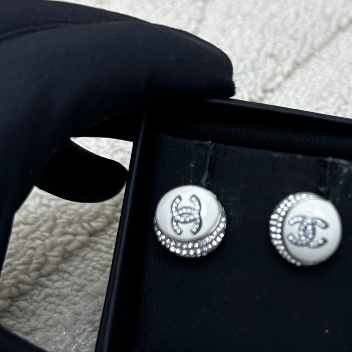 【近新閒置❤️】 chanel 22C雙C白色 圓形水鑽耳釘  耳環-2