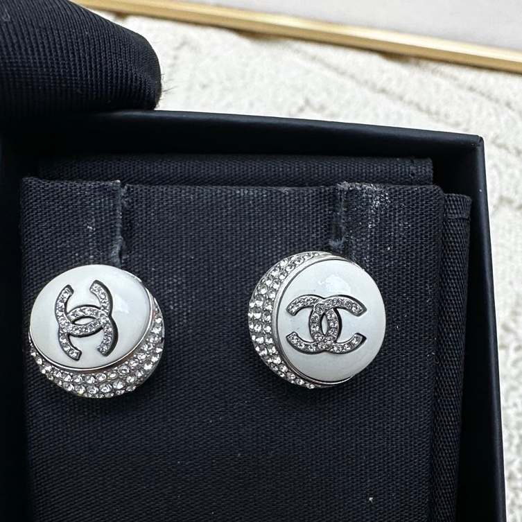 【近新閒置❤️】 chanel 22C雙C白色 圓形水鑽耳釘  耳環-3