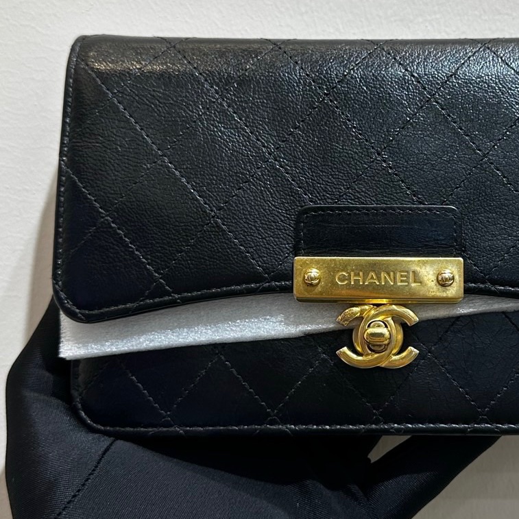 【有卡有票的🩷】Chanel WOC復古款 黑色金扣油蠟皮 斜挎包-4