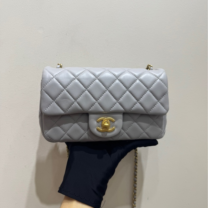 【全🩷】CHANEL CF大mini 淡灰色羊皮金扣斜挎包單肩包-2