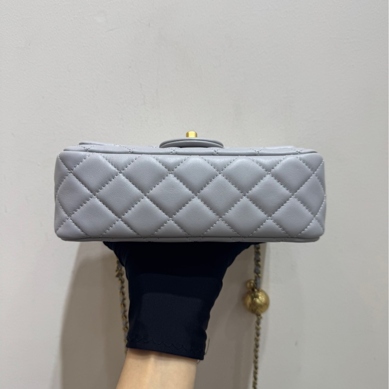 【全🩷】CHANEL CF大mini 淡灰色羊皮金扣斜挎包單肩包-6