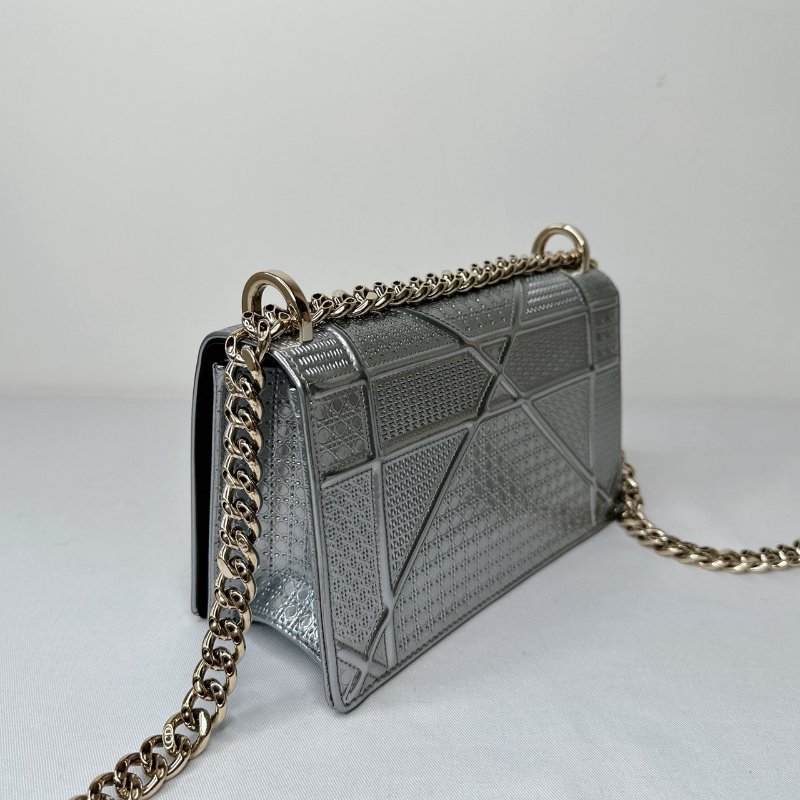 DIOR Diorama銀漆色盾牌包-4