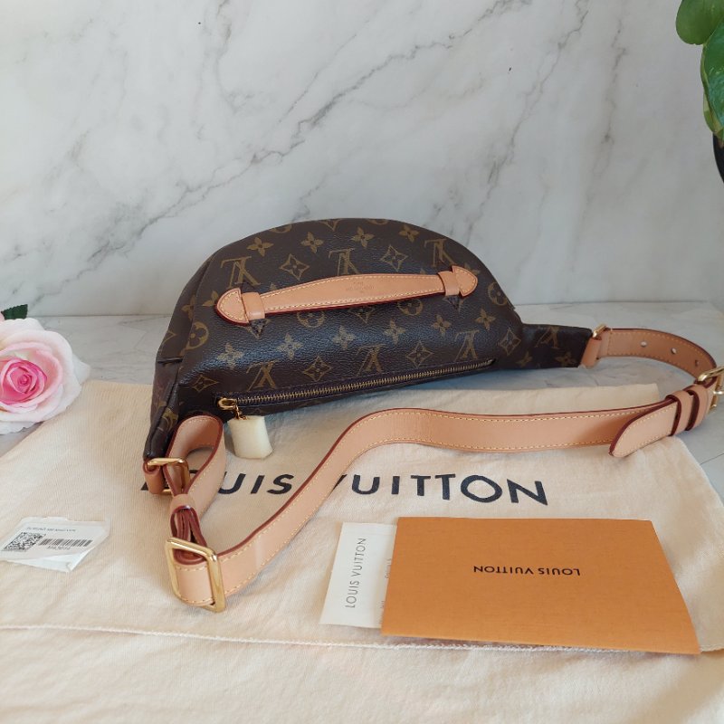 LV M43644 Bumbag🎀現品實拍 🎀 9.5成新Monogram老花字紋 腰包 斜背包 胸口包-2
