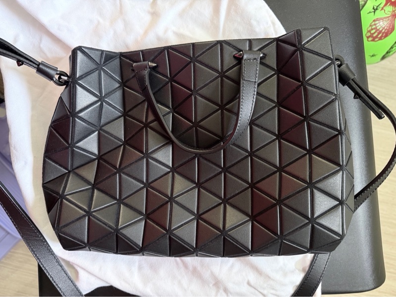 三宅一生 BAO BAO ISSEY MIYAKE TONNEAU MATTE 斜背包-1